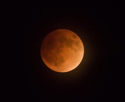 Unikátna hviezdna konštelácia: zatmenie a červený spln Mesiaca vo Vodnárovi!